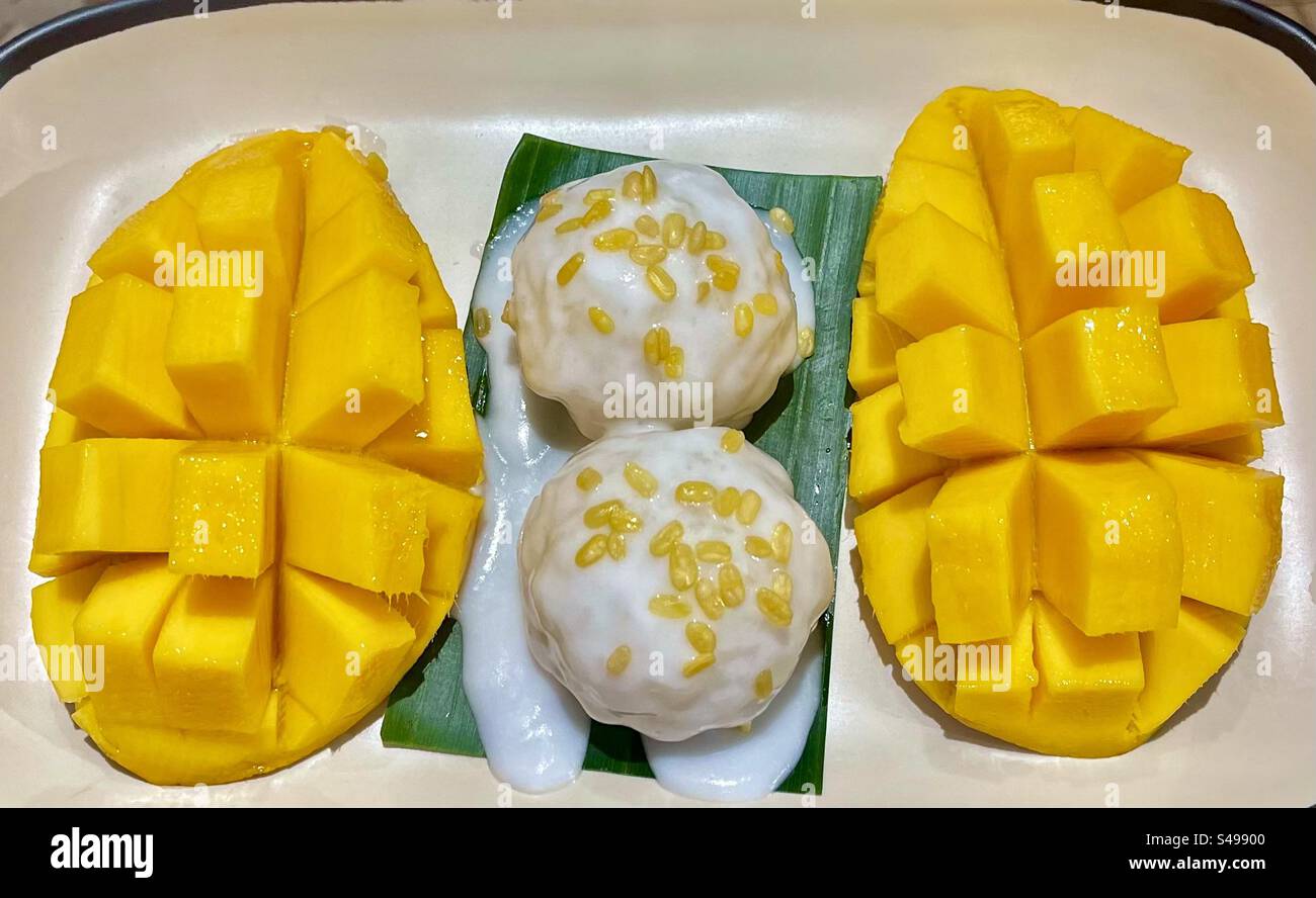 Arroz pegajoso de mango. Foto de stock