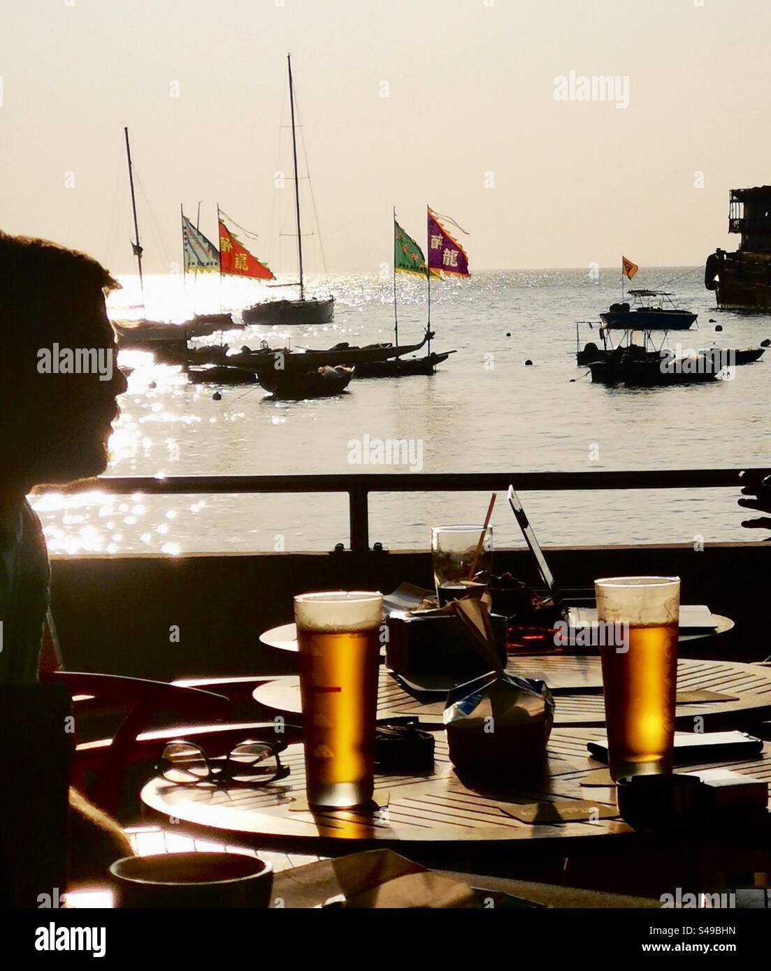 Disfrutar de una copa de cerveza de barril en la isla Lamma en Hong Kong. Foto de stock