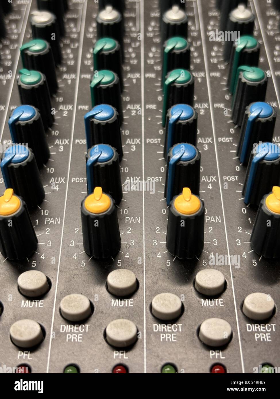 Rack de diales para un mezclador de micrófono de sala de control de TV Foto de stock