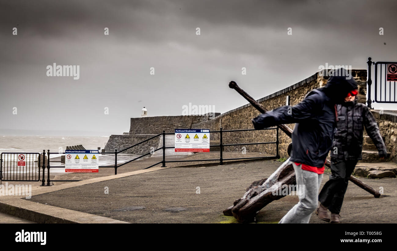 16 de marzo de 2019 Tormenta Hannah bateadores la pequeña ciudad costera de Porthcawl, Gales del Sur, con hasta 50mph viento de gran fuerza, las enormes olas. Harbour , rompeolas, Pier, fotografía, noticias, fotógrafo, gente, mar, océano, las condiciones climáticas extremas, alerta de advertencia de peligro. Foto de stock