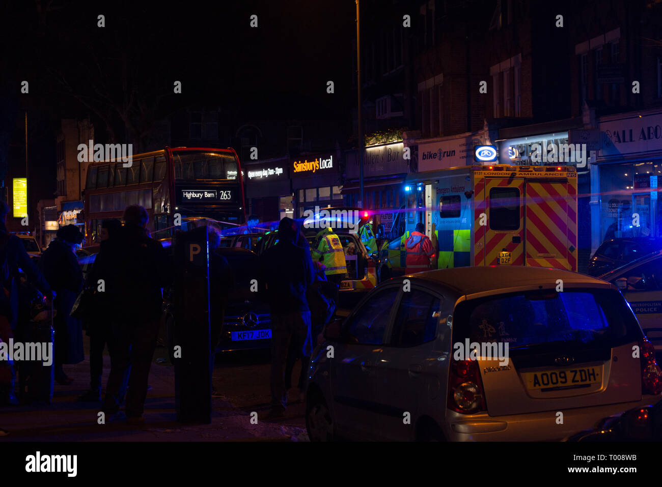 High Road East Finchley, Londres, Reino Unido. El 16 de marzo, 2019. Grave accidente automovilístico fuera Sainsburys en High Road East Finchley. Al menos una víctima es recibir RCP en escena. © Crédito: Kirk Byron Byron Kirk/Alamy Live News Foto de stock