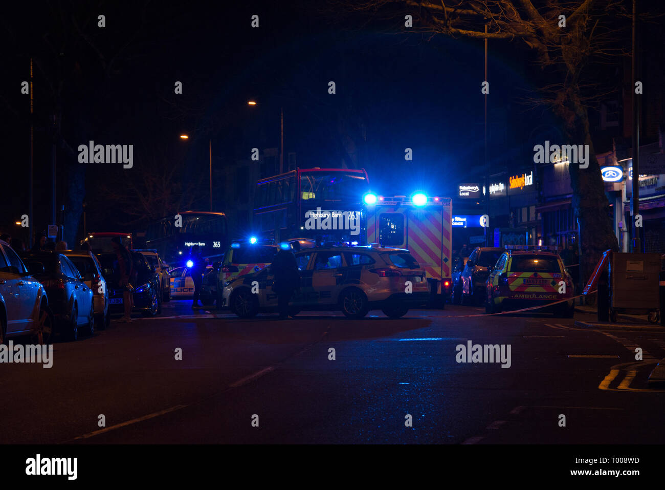 High Road East Finchley, Londres, Reino Unido. El 16 de marzo, 2019. Grave accidente automovilístico fuera Sainsburys en High Road East Finchley. Al menos una víctima es recibir RCP en escena. © Crédito: Kirk Byron Byron Kirk/Alamy Live News Foto de stock