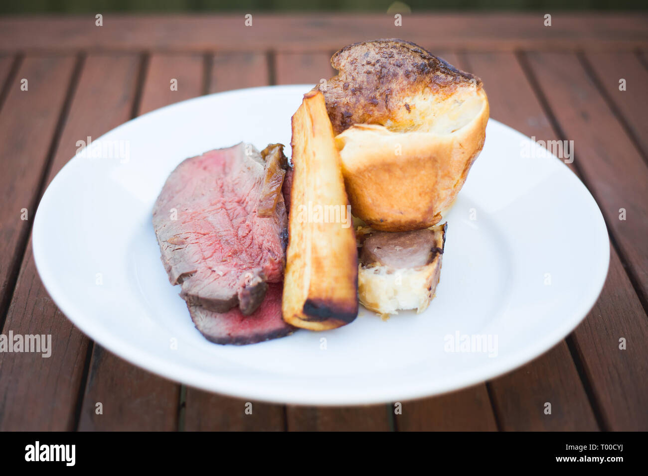 Roast beef con yorkshire pudding y chirivía Foto de stock