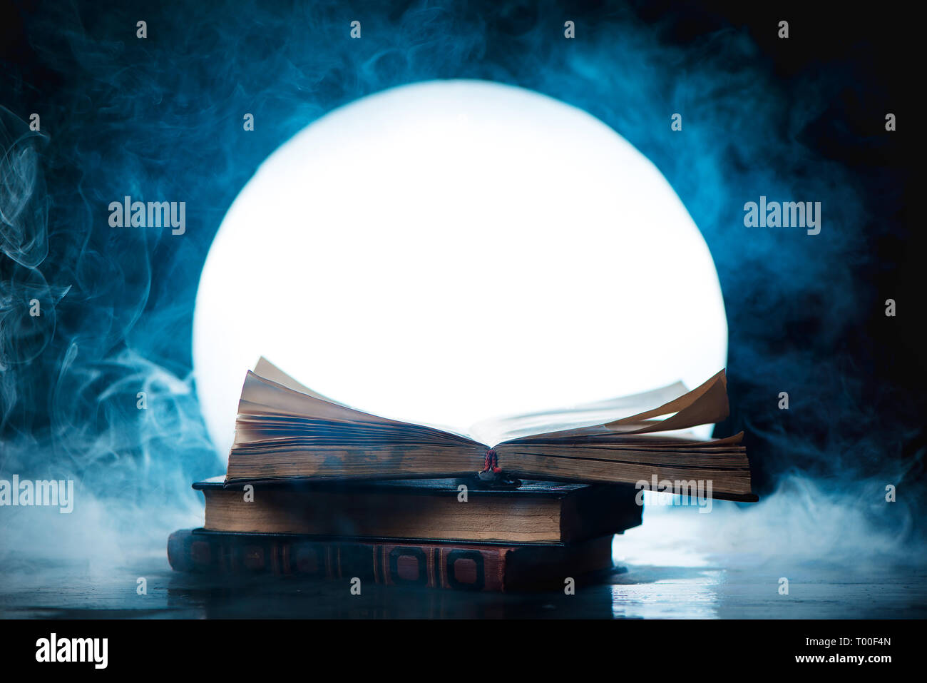 Abrir un libro de hechizos en luna llena. La imaginación del lector y la  escritura inspiración concepto con espacio de copia Fotografía de stock -  Alamy