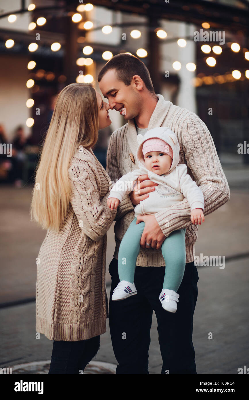 Retrato de familia juntos en el acogedor ambiente. Foto de stock