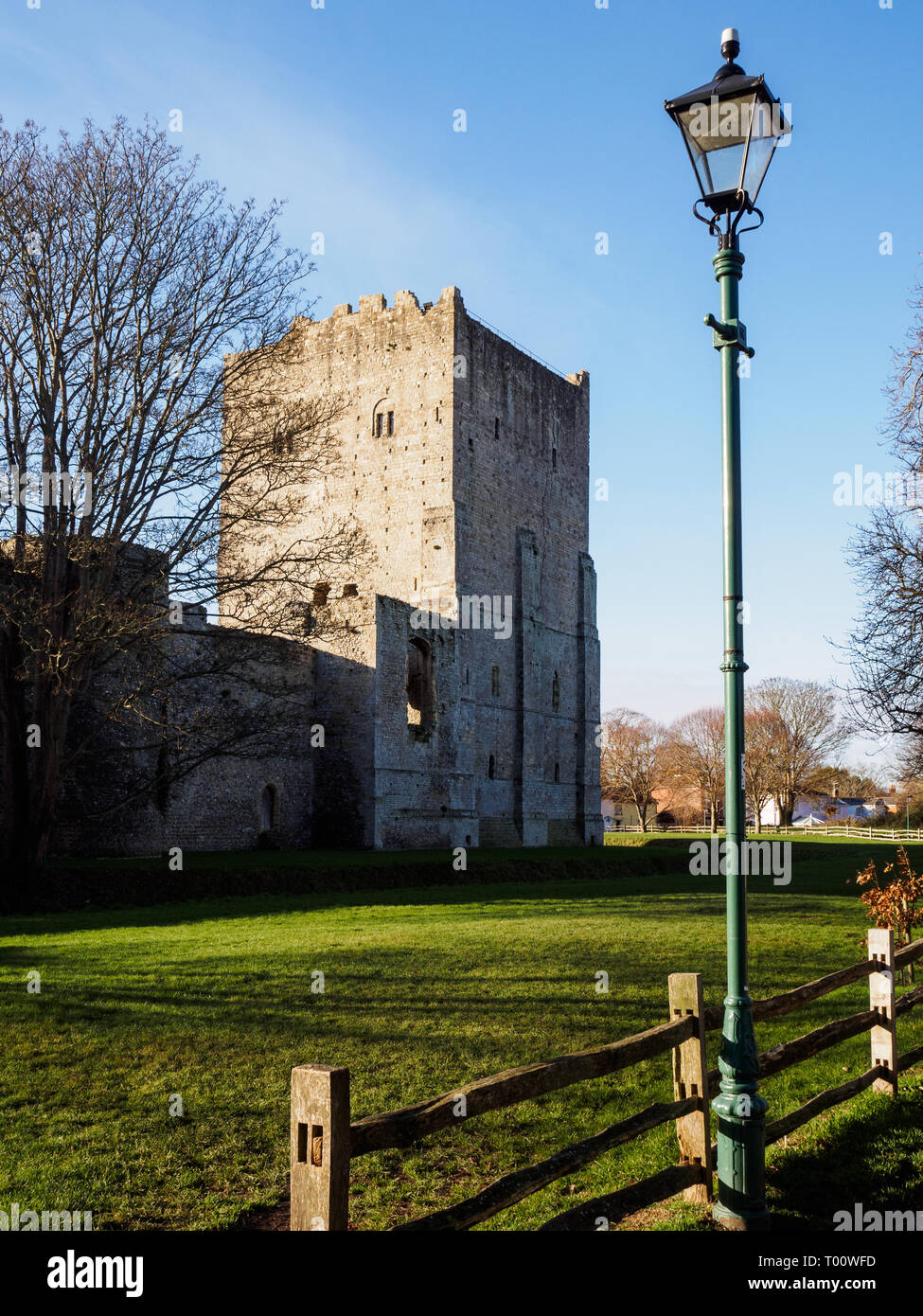 Fotografía de las murallas y la torre del castillo Porchester, Portsmouth, Hampshire. Foto de stock