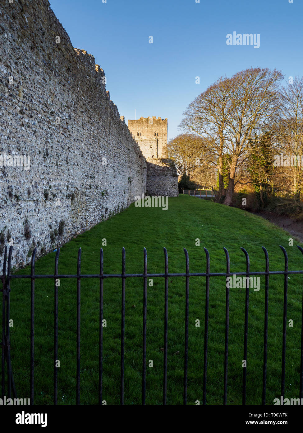 Fotografía de las murallas y la torre del castillo Porchester, Portsmouth, Hampshire. Foto de stock