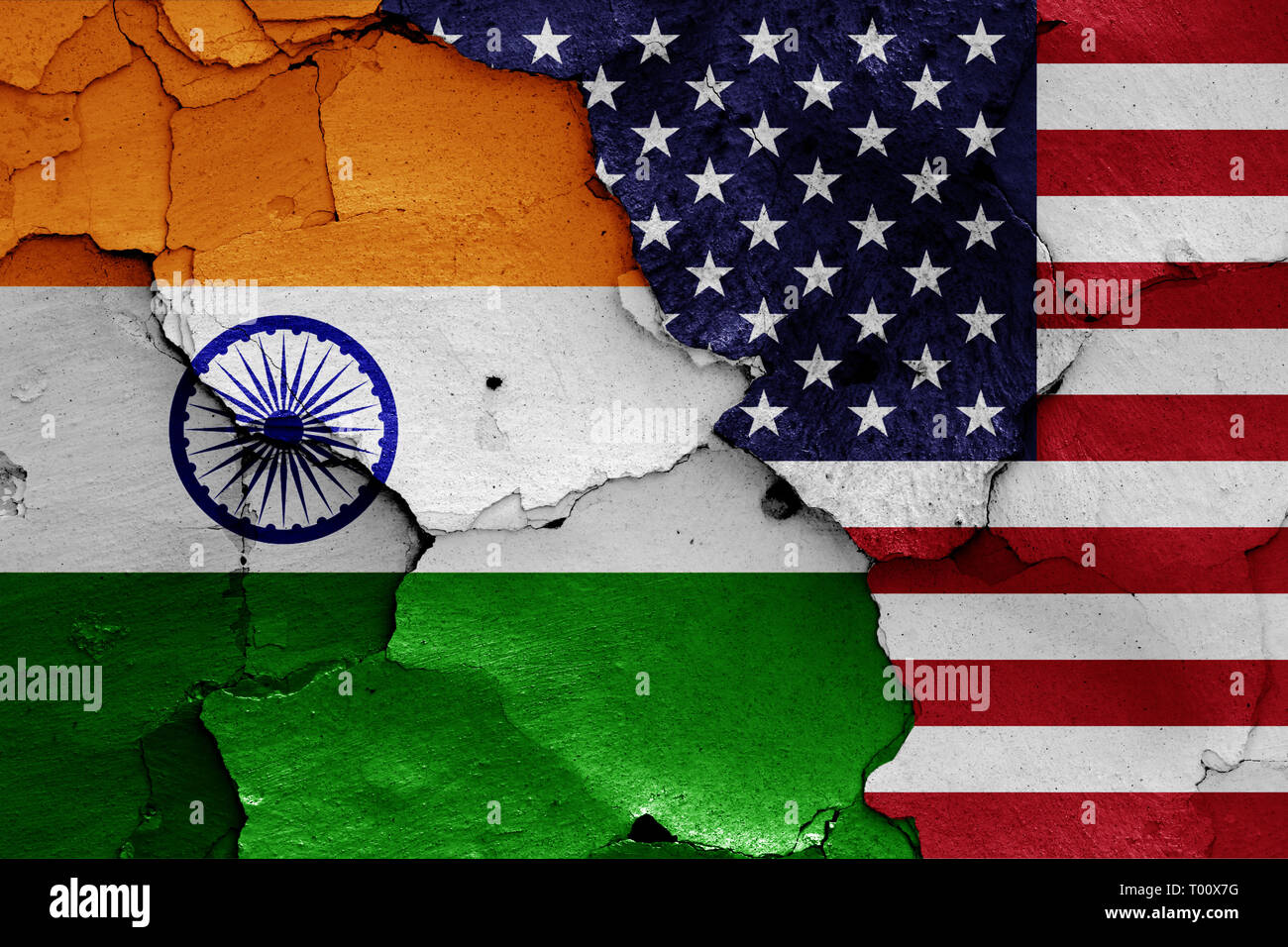 Banderas de la India y Estados Unidos pintado en la pared agrietada Foto de stock