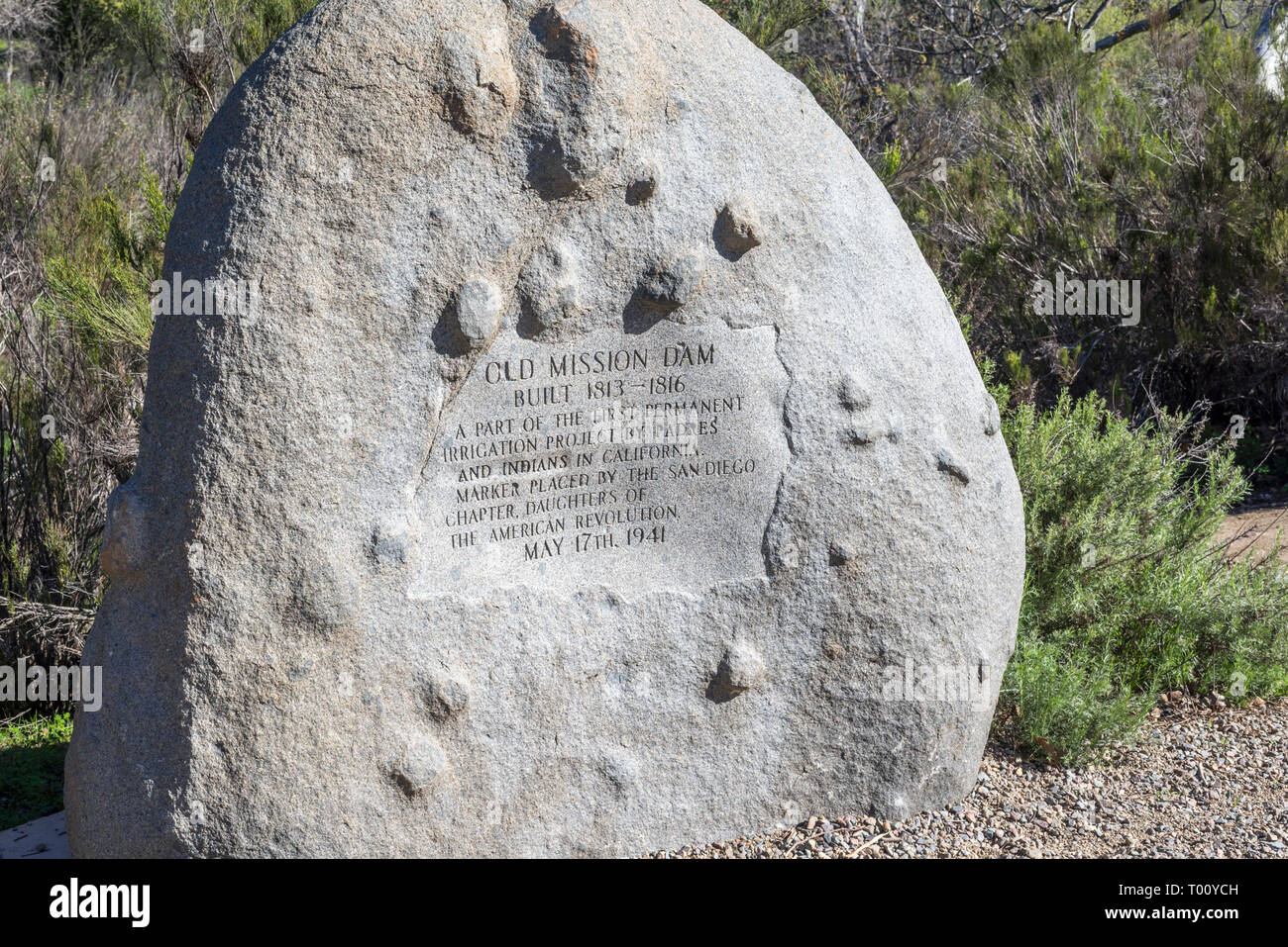 Presa de la antigua misión de marcador de piedra. Mission Trails Regional Park, en San Diego, California, Estados Unidos. Foto de stock