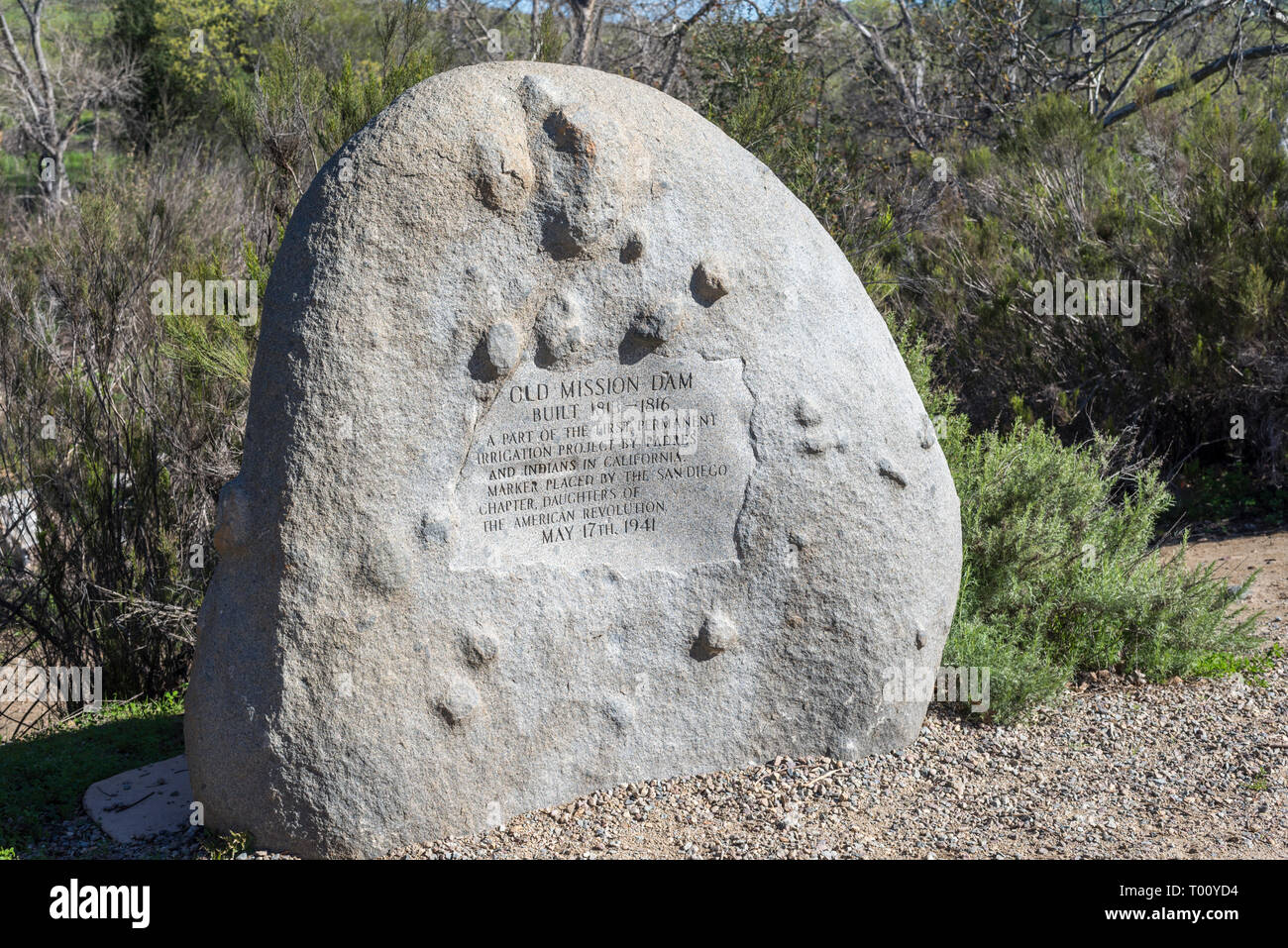 Presa de la antigua misión de marcador de piedra. Mission Trails Regional Park, en San Diego, California, Estados Unidos. Foto de stock