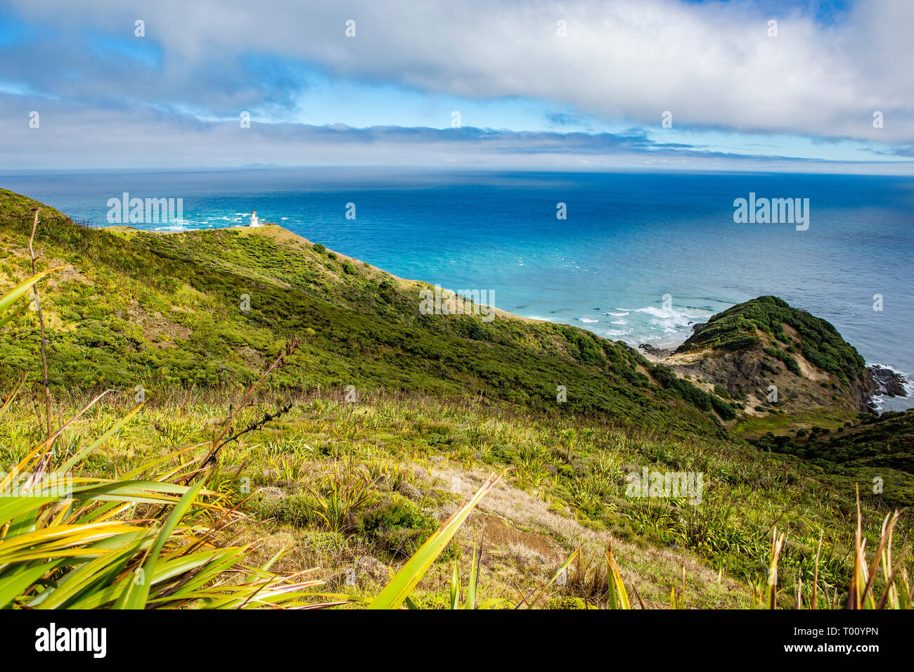 Faro de Cape Reinga, con el mar de Tasmania y pacífico, Northland, Nueva Zelanda Foto de stock