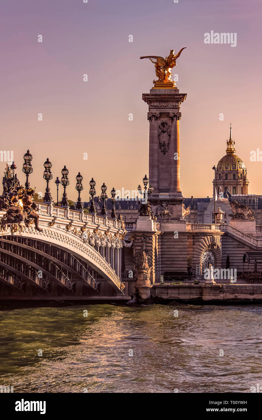 Puente Alexandre III en París al atardecer Foto de stock