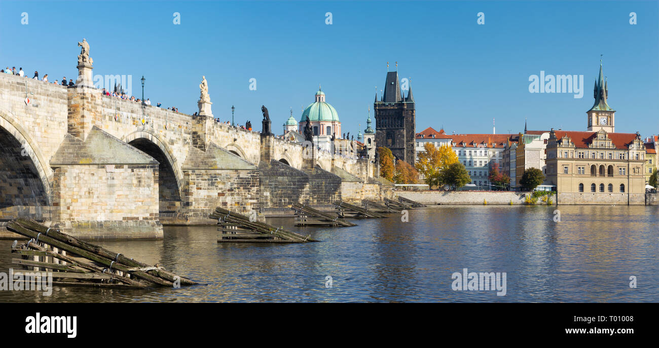 Praga, República Checa - Octubre 13, 2018: El panorama de Charles novia desde el oeste. Foto de stock