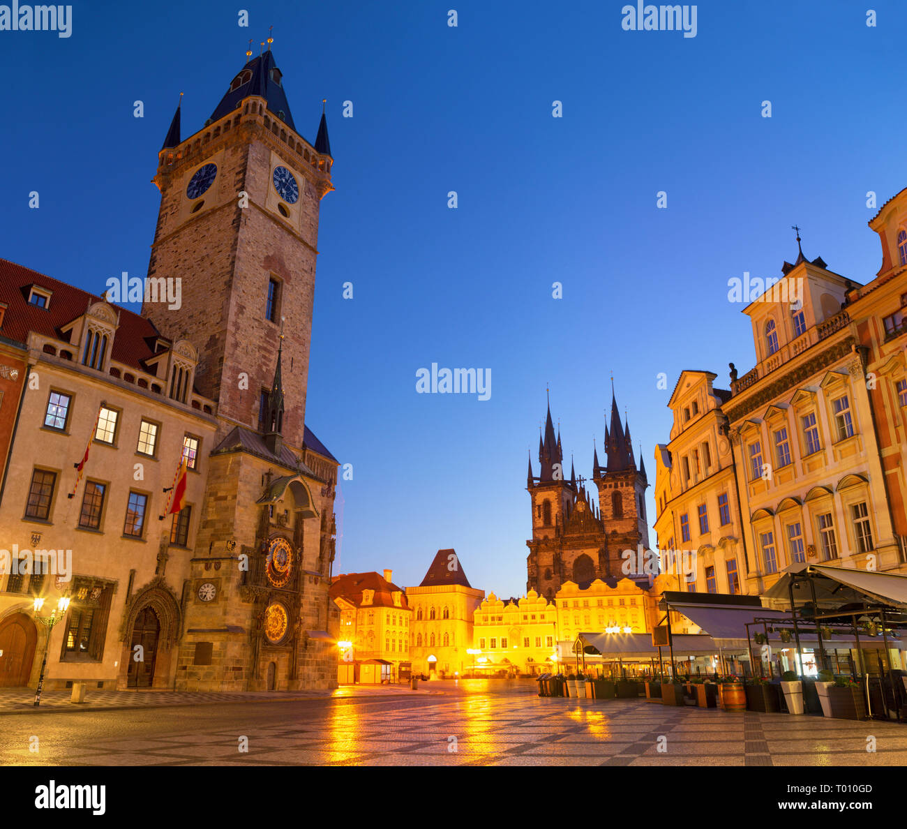 Praga - el ayuntamiento de la ciudad vieja, la plaza Staromestske y Nuestra Señora antes de Týn al anochecer. Foto de stock