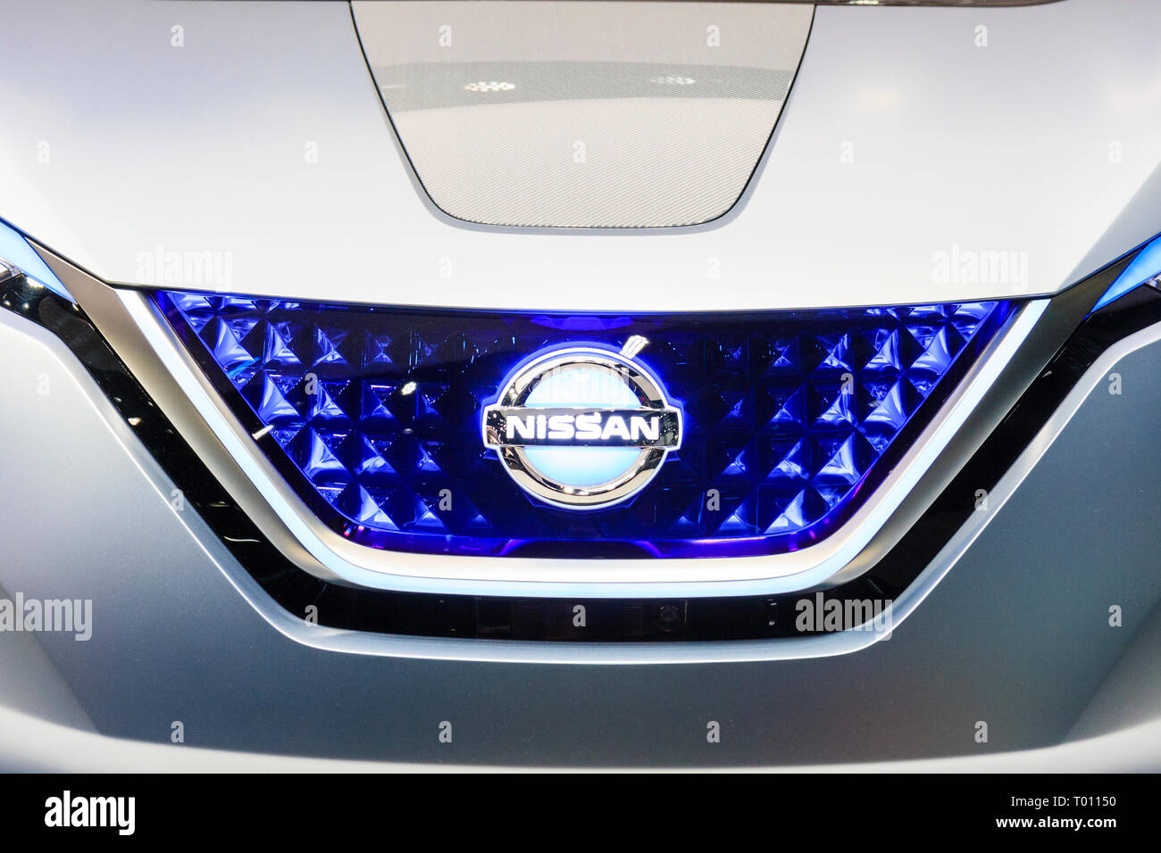 Insignia de Nissan en el showroom de Ginza en Tokio. Mostrar el concept car, el Nissan eléctrico IDS, cerca de la parte delantera del capot, mostrando el logotipo en el capó. Foto de stock