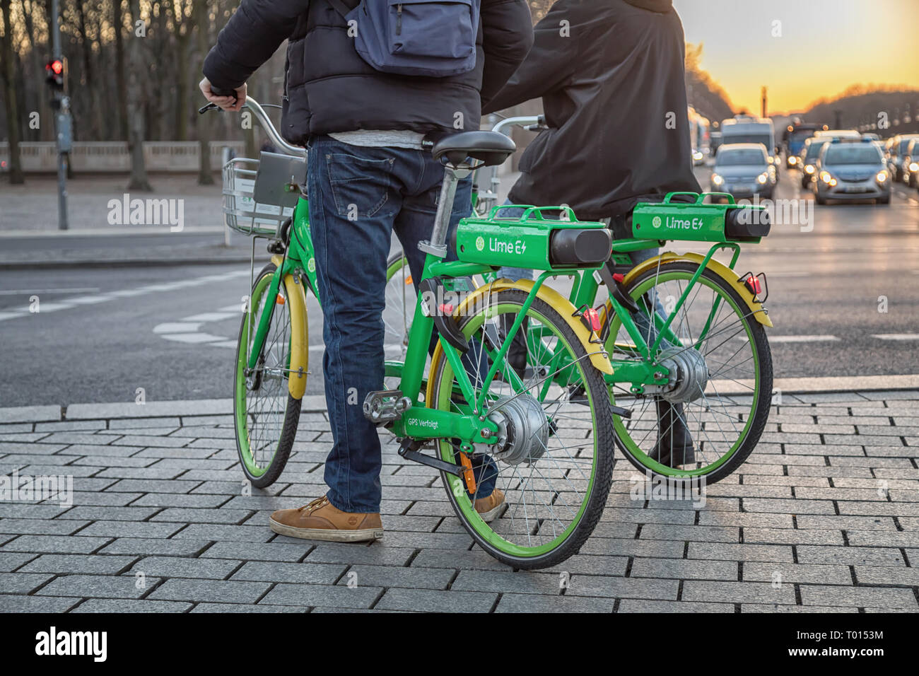 Pareja con cal bicicletas en Berlín. Foto de stock