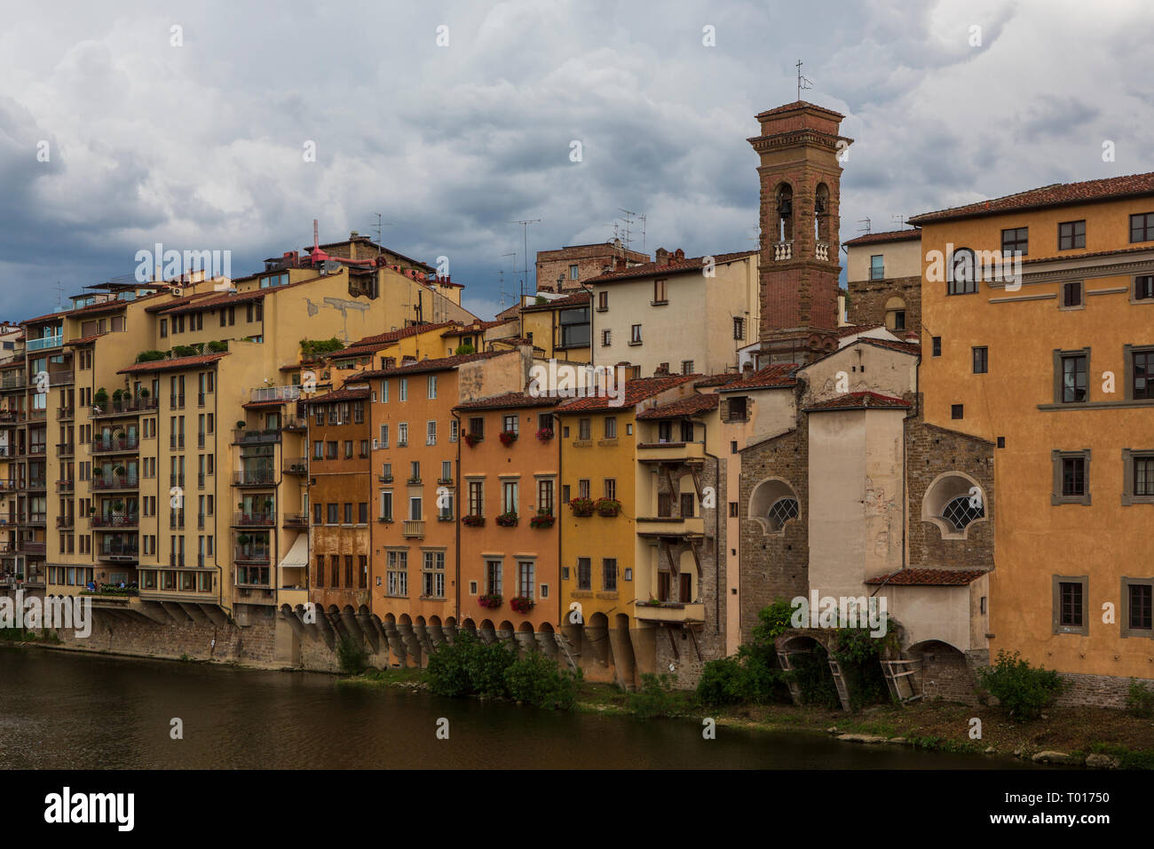 El río Arno, en la región de Toscana en Italia, que fluye a través del corazón de Florencia, Italia. Foto de stock