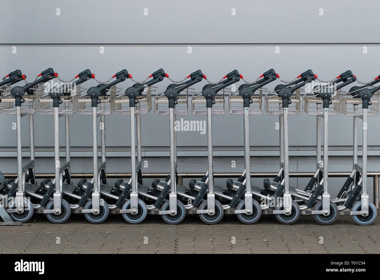 La fila de carros para equipaje Equipaje / coches en aeropuerto Fotografía  de stock - Alamy