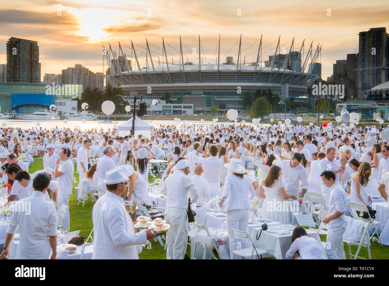 Diner en Blanc, piscina cena formal evento, Vancouver, British Columbia, Canadá Foto de stock