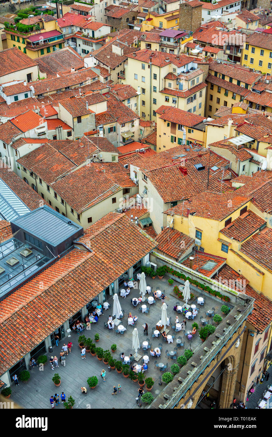 Restaurante en la azotea por encima de la Loggia dei Lanzi, visto desde el Palazzo Vecchio de Florencia, Toscana, Italia Foto de stock