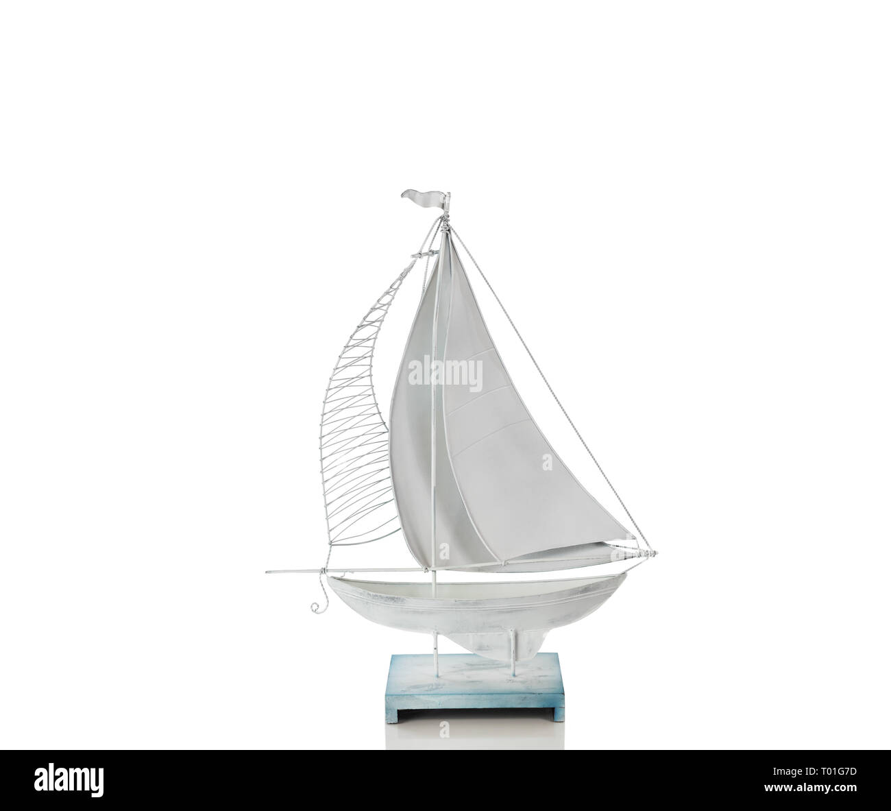 Velero Hecho De Metal Aislado Sobre Un Fondo Blanco Puro Con Reflexion Fotografia De Stock Alamy Velero Hecho De Metal Aislado Sobre Un Fondo Blanco Puro Con Reflexion Fotografia De Stock Alamy