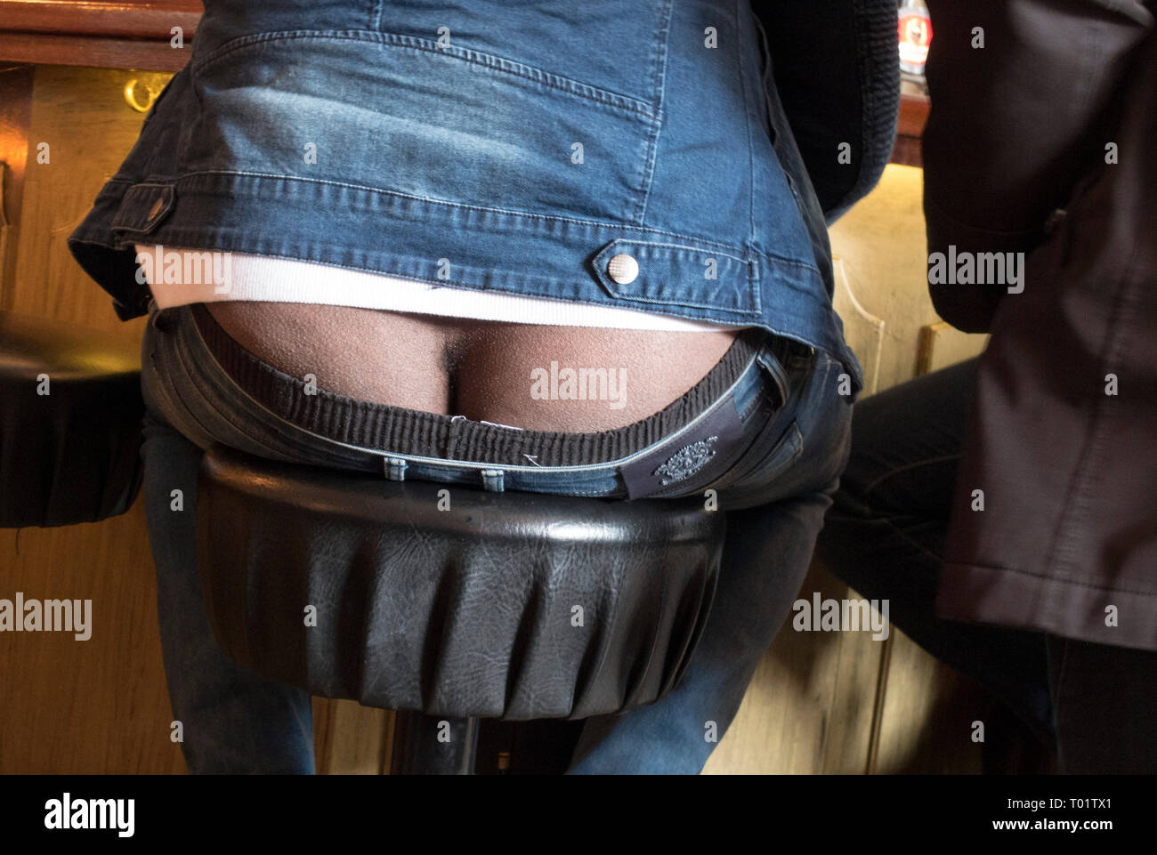 Un hombre ca do en un bar con los pantalones abajo Fotograf a de