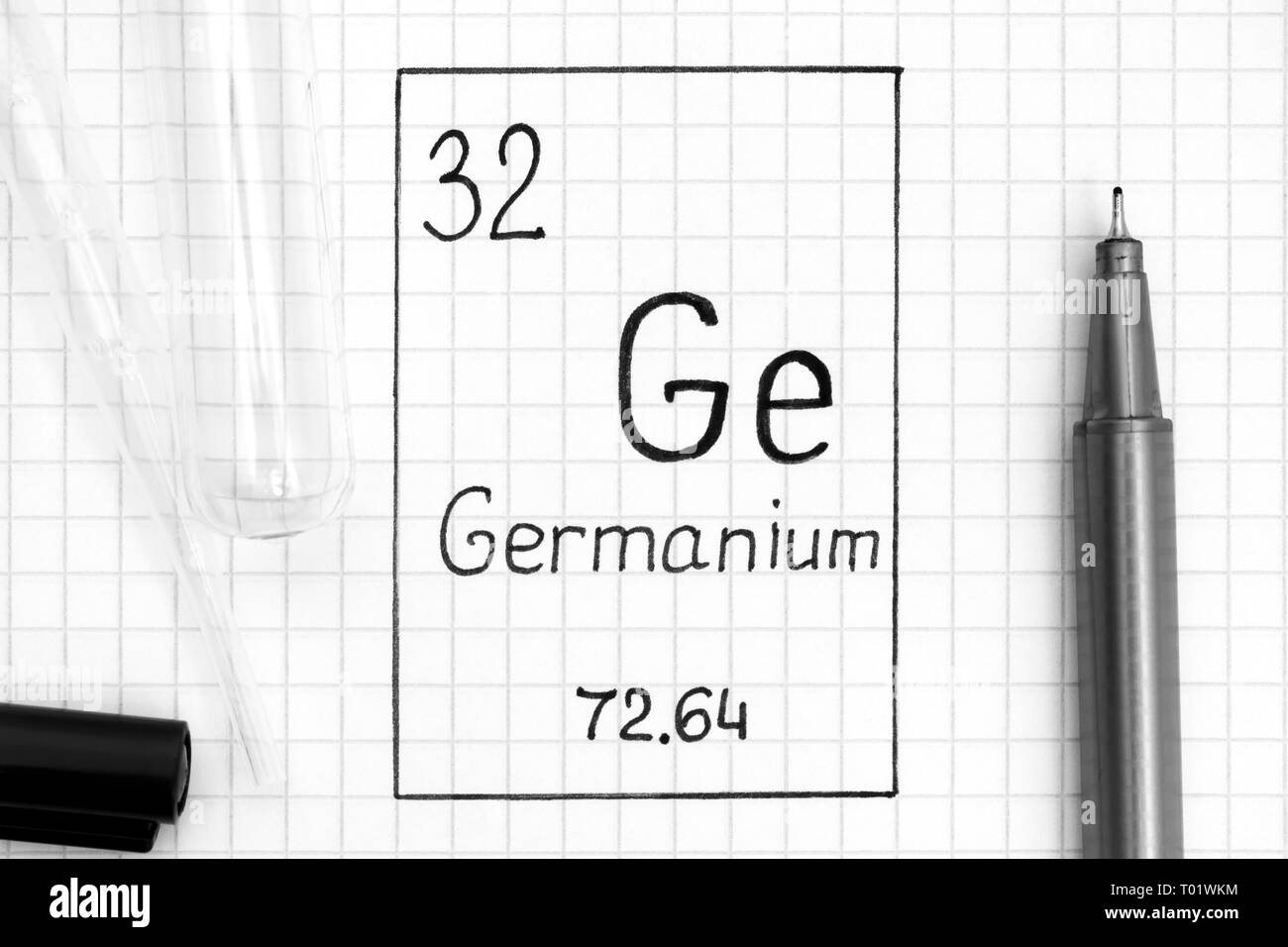 La tabla periódica de elementos. Elemento químico de escritura de germanio Ge con lápiz negro, tubo de ensayo y la pipeta. Close-up. Foto de stock