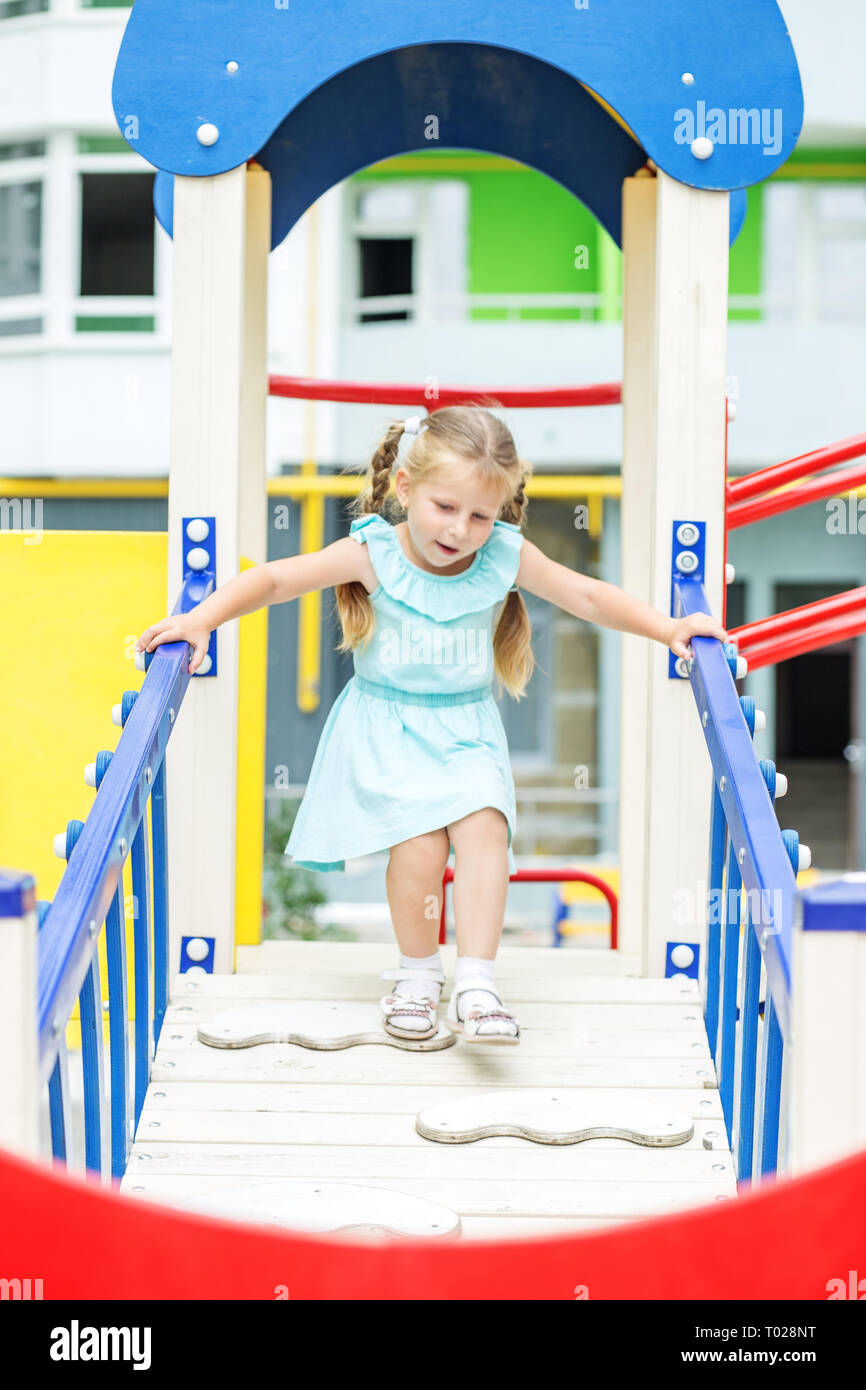 Niña jugando en el patio de recreo. El concepto de infancia, estilo de