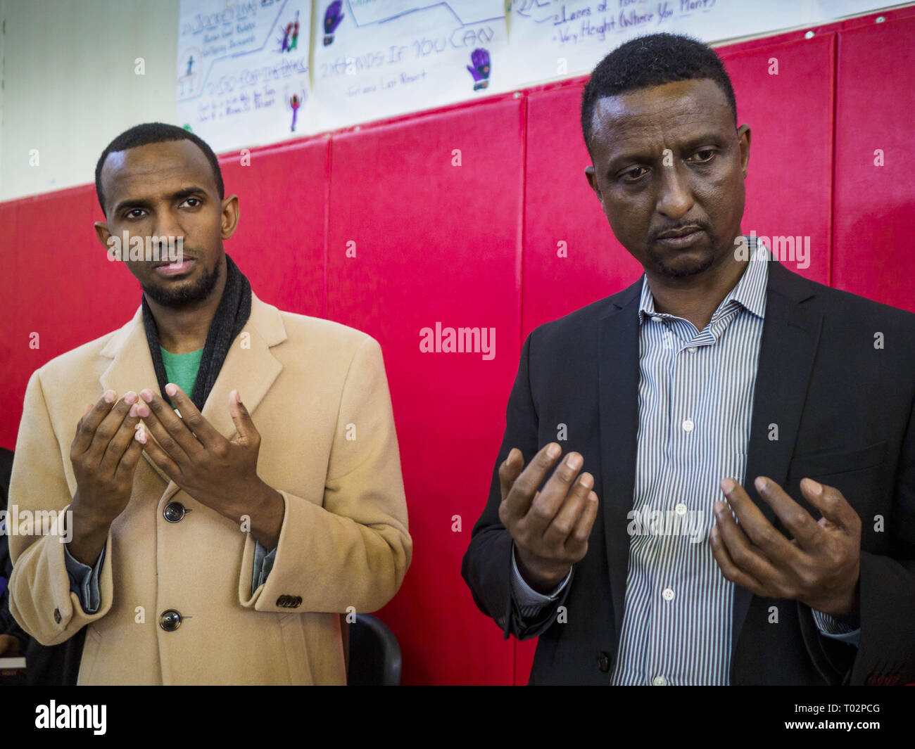 Minnesota, EE.UU. 16 Mar, 2019. Los hombres Somali-American orar en el Dar Al Farooq Center en Bloomington. Una muchedumbre interconfesional de alrededor de 1.000 personas acudieron al centro para protestar contra la supremacía blanca y la intolerancia religiosa, y para apoyar a los musulmanes de Nueva Zelanda que fueron masacrados por un viernes de supremacía blanca. Las ciudades gemelas tiene una gran comunidad musulmana tras décadas de inmigración somalí a Minnesota. Hay aproximadamente 45.000 personas de ascendencia somalí en las Ciudades Gemelas. Crédito: Jack Kurtz/Zuma alambre/Alamy Live News Crédito: Zuma Press, Inc./Alamy Live News Crédito: Zuma Press, Inc./Alamy vivir ne Foto de stock