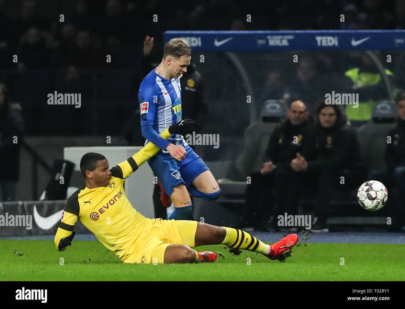 Berlín, Alemania. 16 Mar, 2019. Hertha's Ondrej Duda (top) compite con el Manuel Akanji Dortmund Bundesliga Alemana durante un partido entre el Hertha BSC y el Borussia Dortmund, en Berlín, Alemania, el 16 de marzo de 2019. Dortmund ganó 3-2. Crédito: Shan Yuqi/Xinhua/Alamy Live News Foto de stock