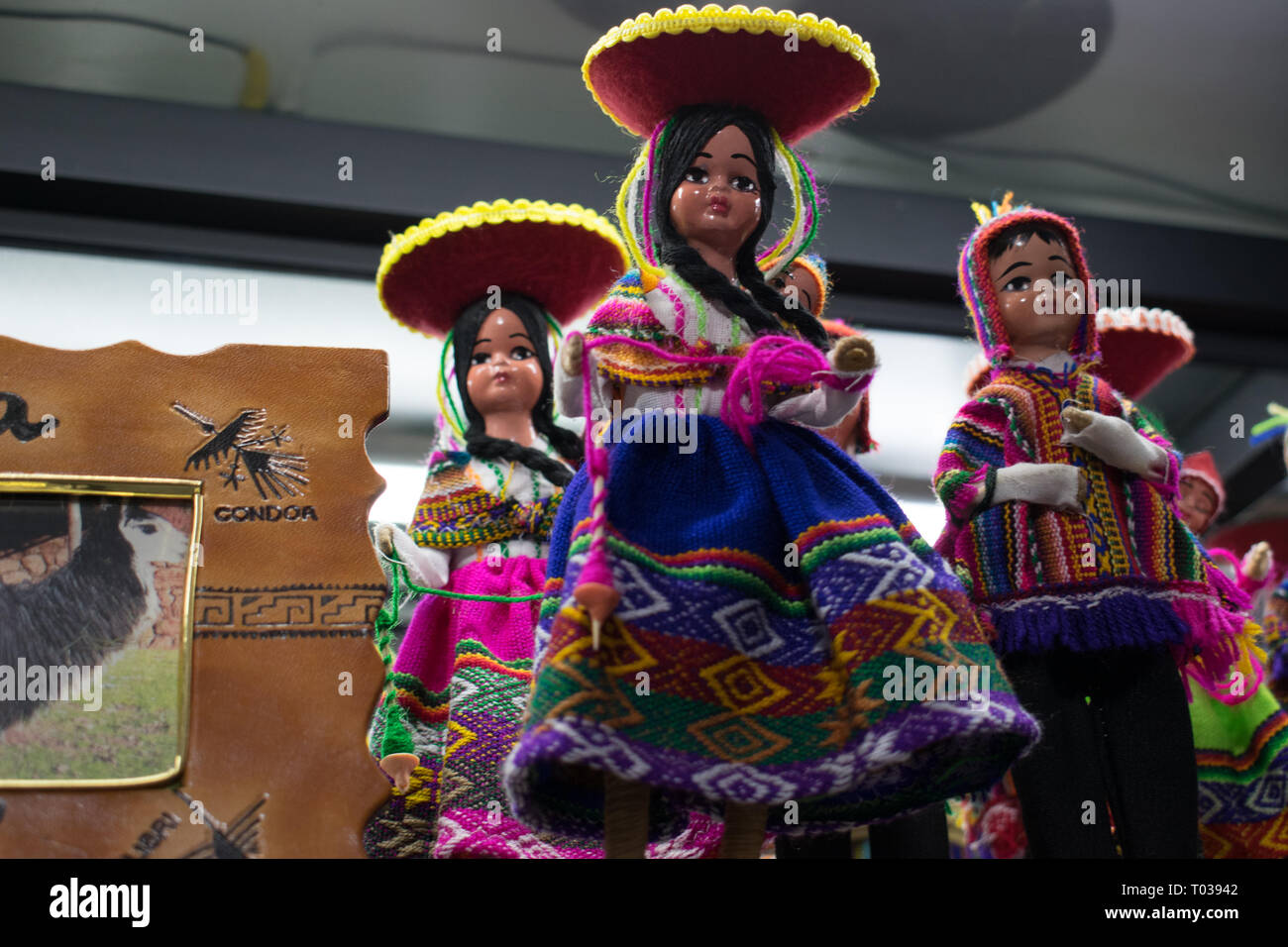 Muñecas peruanas, vestidos con trajes típicos, que se venden en la ciudad de Nazca, Perú Fotografía de stock - Alamy