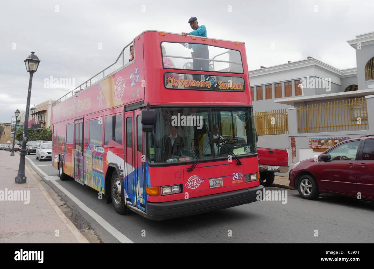 OLD SAN JUAN, PUERTO RICO—MARZO 2017: Un autobús de dos pisos con paradas  libres y pasajeros en una excursión turística por el Viejo San Juan  Fotografía de stock - Alamy