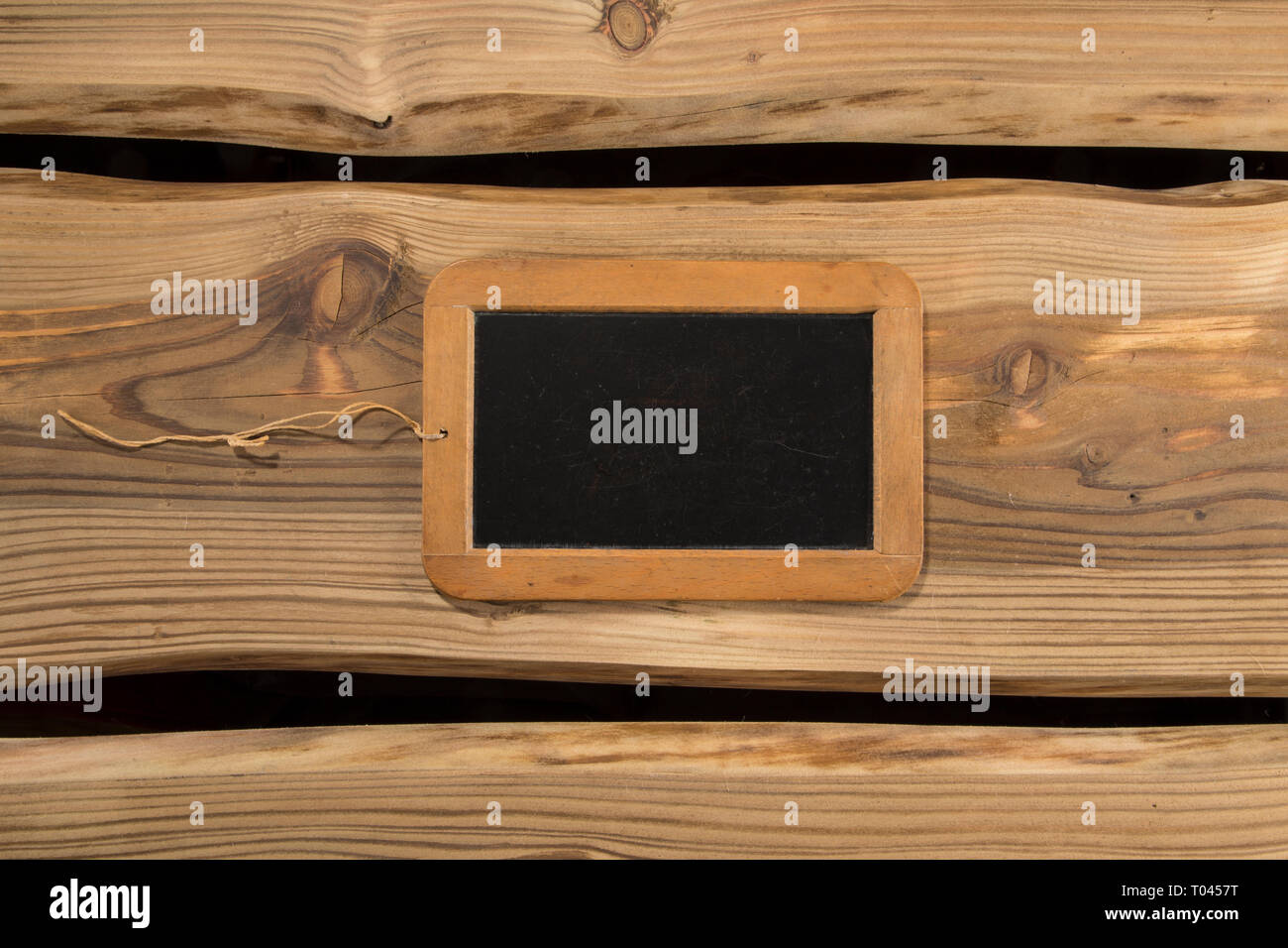 Antigua pizarra auténtica/pizarra en tablones de madera rústica. Espacio para texto, señalización, banner. Foto de stock