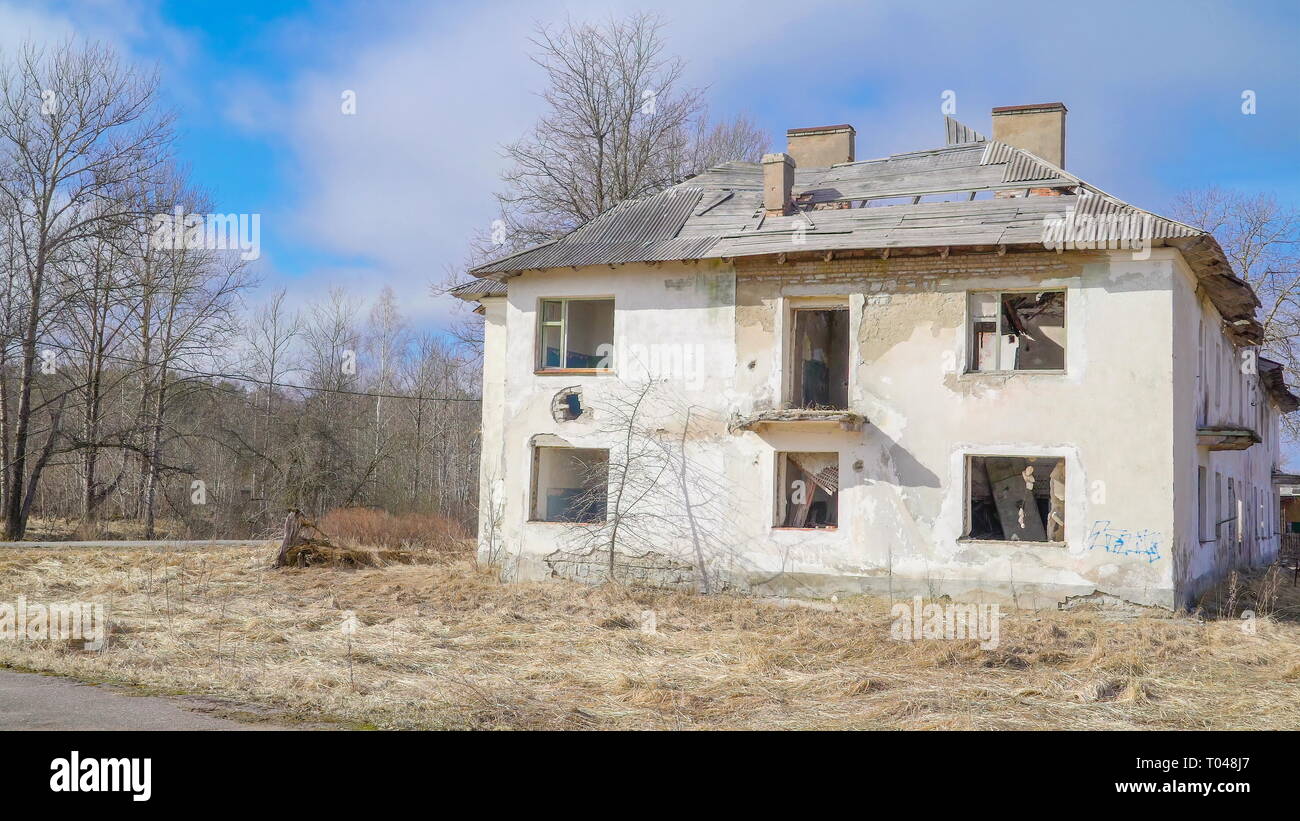 Una de las muchas casas dañadas por la guerra en Ucrania con ventanas abiertas y paredes derruidas Foto de stock