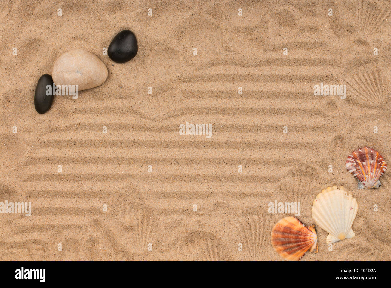 Las piedras, conchas y sus impresiones en la arena. Vista superior Foto de stock