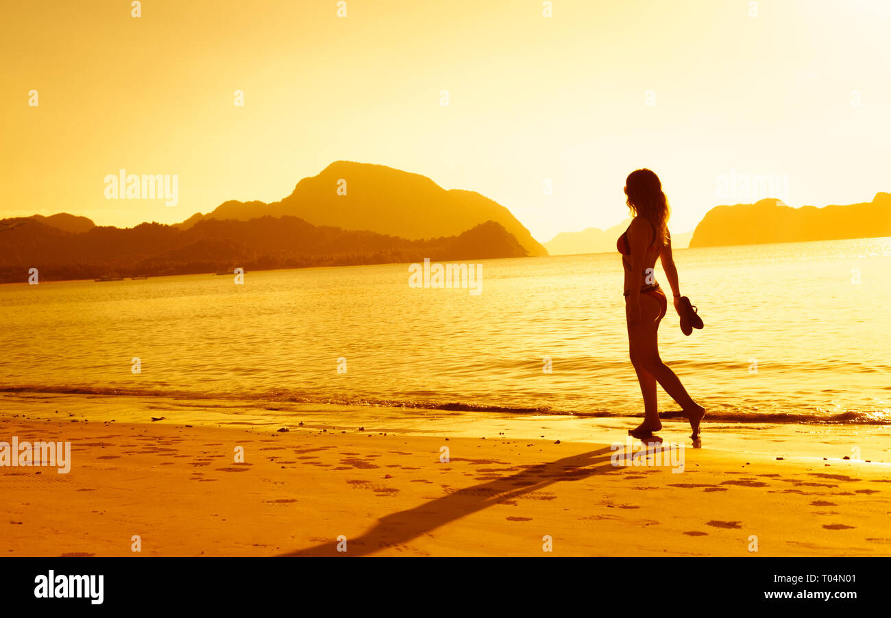 Hermosa chica caminando por la playa al atardecer Foto & Imagen De ...