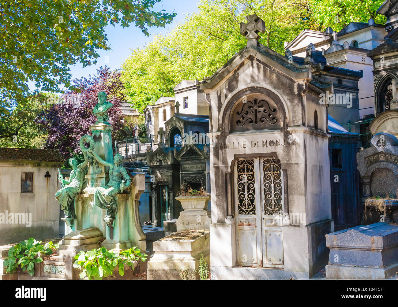 Las tumbas y criptas en el cementerio Pere Lachaise, este cementerio es
