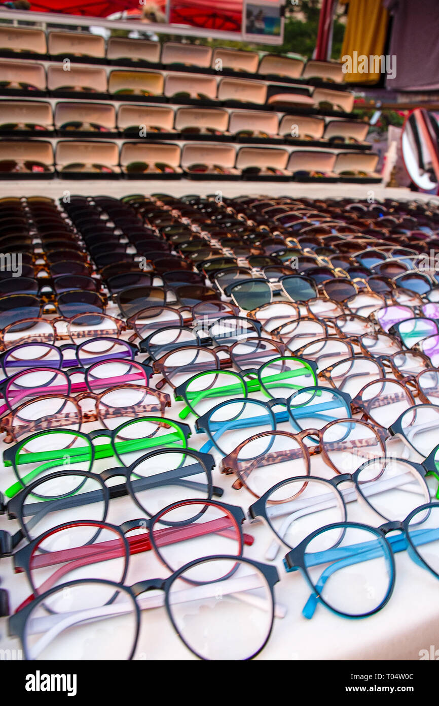 Gran selección ojo de anteojos y lentes de sol expuestos para la venta en puesto en el mercado Fotografía stock - Alamy