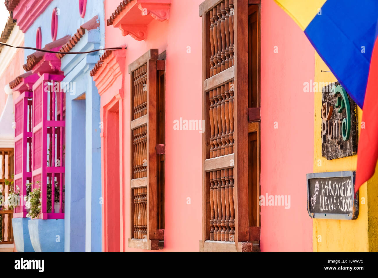 Colombia, Cartagena, Centro de la Ciudad amurallada Vieja, San Diego, coloridos, edificios, barras de ventanas de madera colonial, visitas turísticas viajar tra Foto de stock
