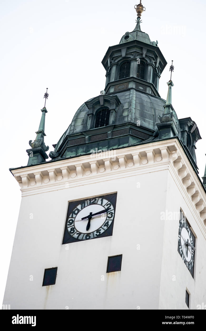 La torre del reloj del ayuntamiento en Kyjov, Moravia del Sur, en la República Checa. Arquitectura neo-renacentista y domo ornamentado. Foto de stock