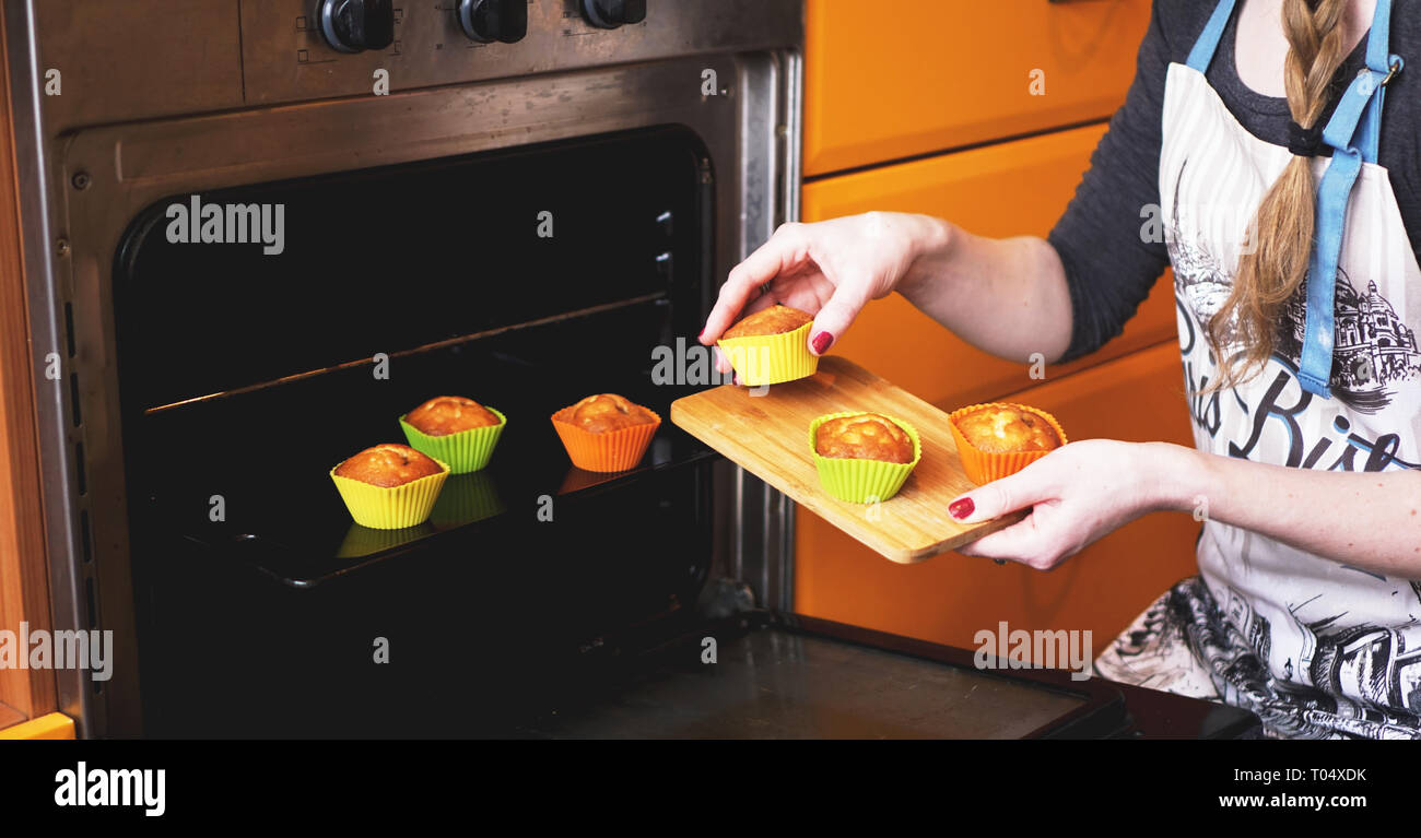 Close-up muffins listos para salir del horno eléctrico. Concepto de cocinar  en casa pastel. La comida sabrosa Fotografía de stock - Alamy