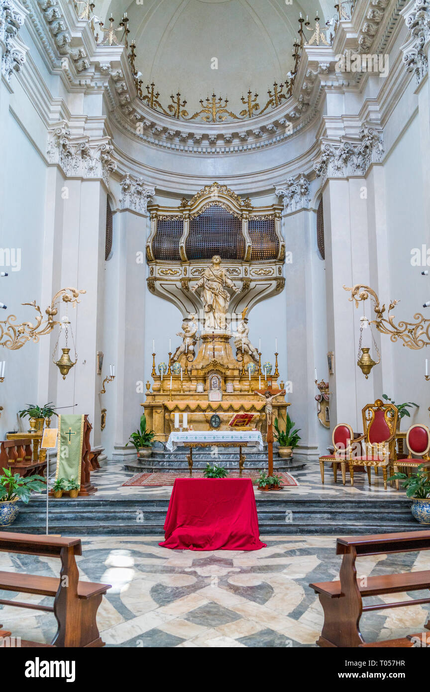 El altar con Santa Águeda estatua en la Iglesia Badia di Sant'Agata, en  Catania, Sicilia, Italia Fotografía de stock - Alamy