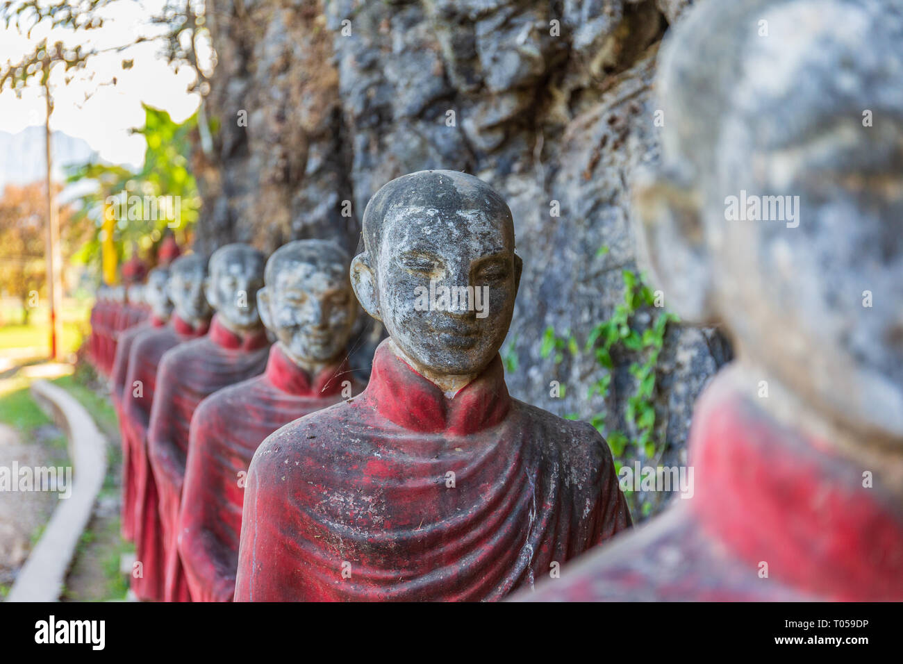 Los monjes budistas estatuas de piedra de fila en el Kaw Ka Thaung cueva, Hpa-an, Myanmar Foto de stock