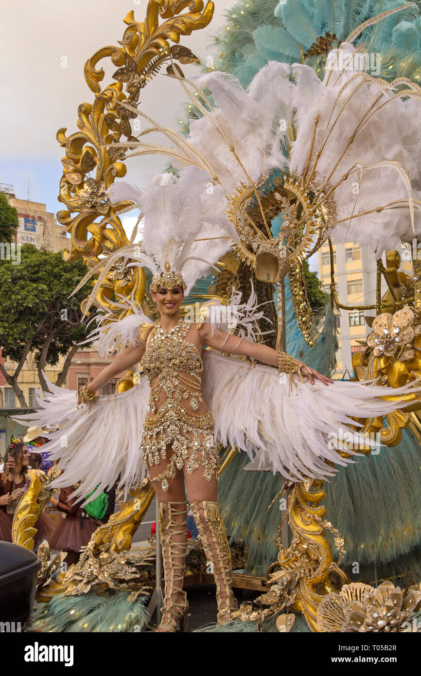 LAS PALMAS DE GRAN CANARIA, España - 09 de marzo: los participantes y  espectadores en trajes brillantes disfrutando principal Desfile de  Carnaval, el 09 de marzo, en Las Palmas de Fotografía de stock - Alamy