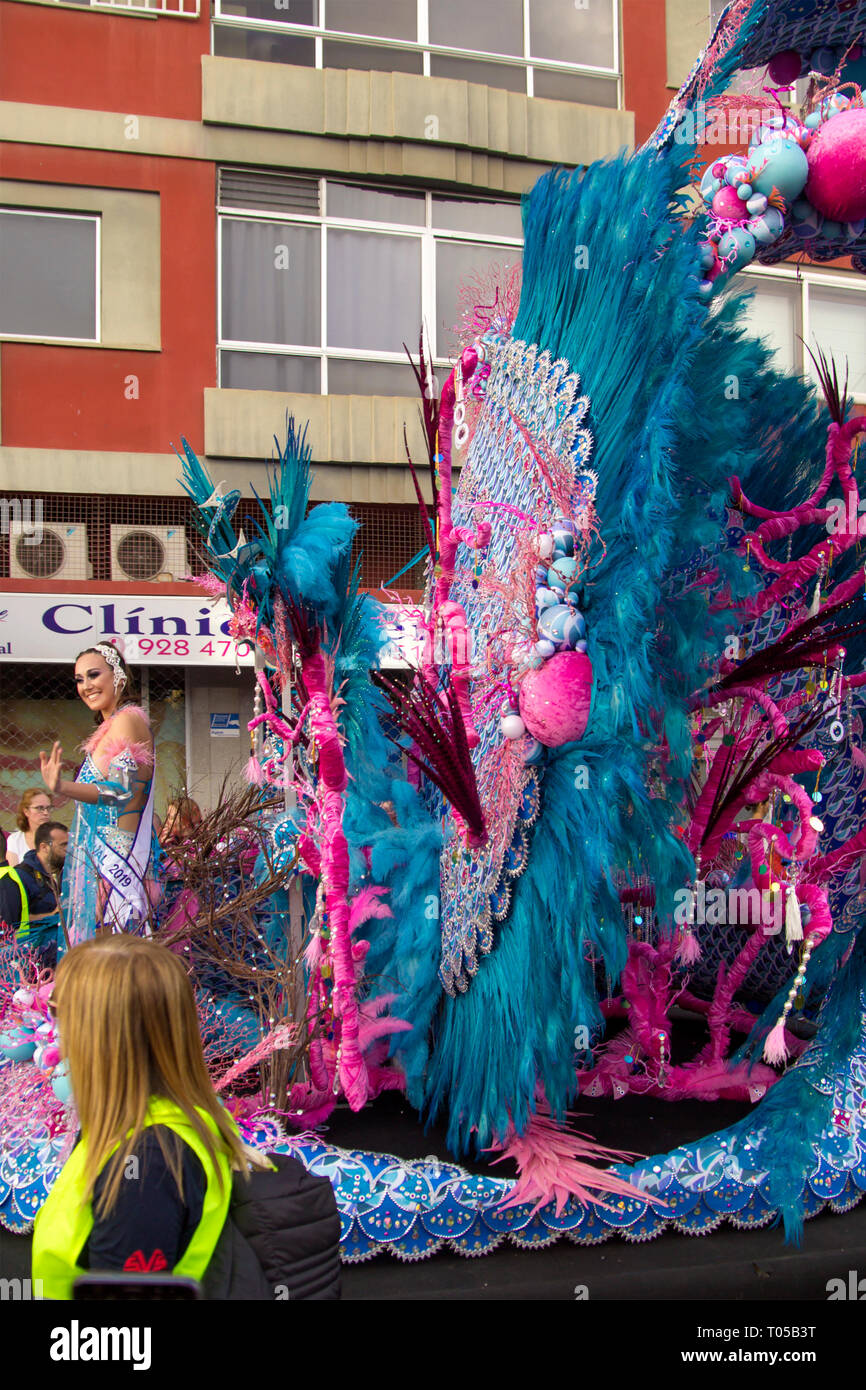 LAS PALMAS DE GRAN CANARIA, España - 09 de marzo: los participantes y  espectadores en trajes brillantes disfrutando principal Desfile de Carnaval,  el 09 de marzo, en Las Palmas de Fotografía de stock - Alamy