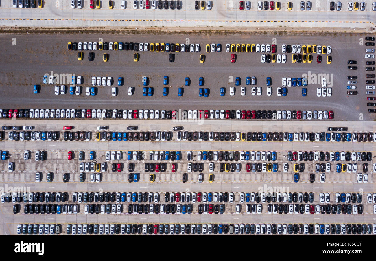 Vista aérea de los coches nuevos para la importación y exportación de estacionamiento Foto de stock