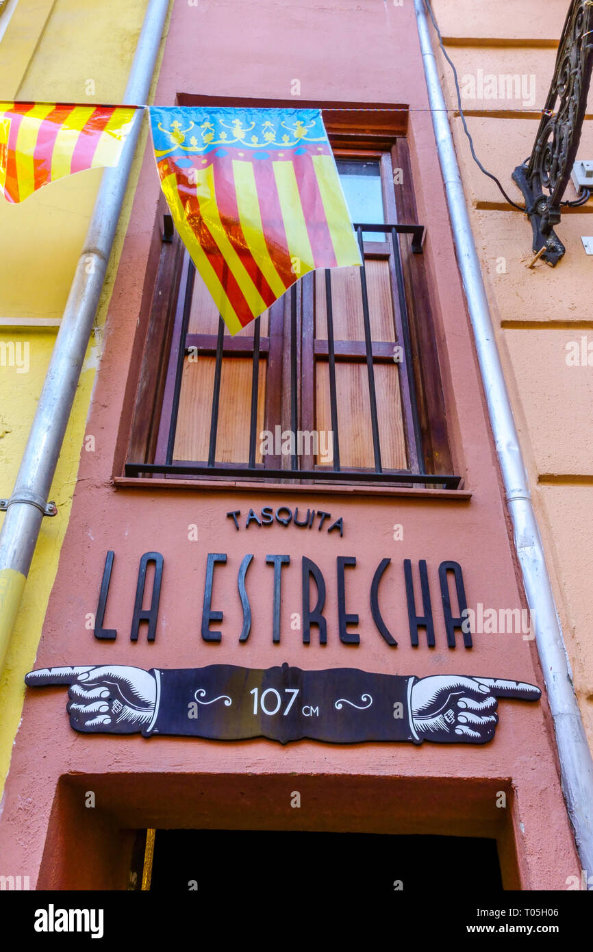 Valencia ESPAÑA Casco antiguo La calle - anchura sólo 107 cm casa más estrecha de España Ciutat Vella Curiosity, bandera de la Comunidad Valenciana Foto de stock