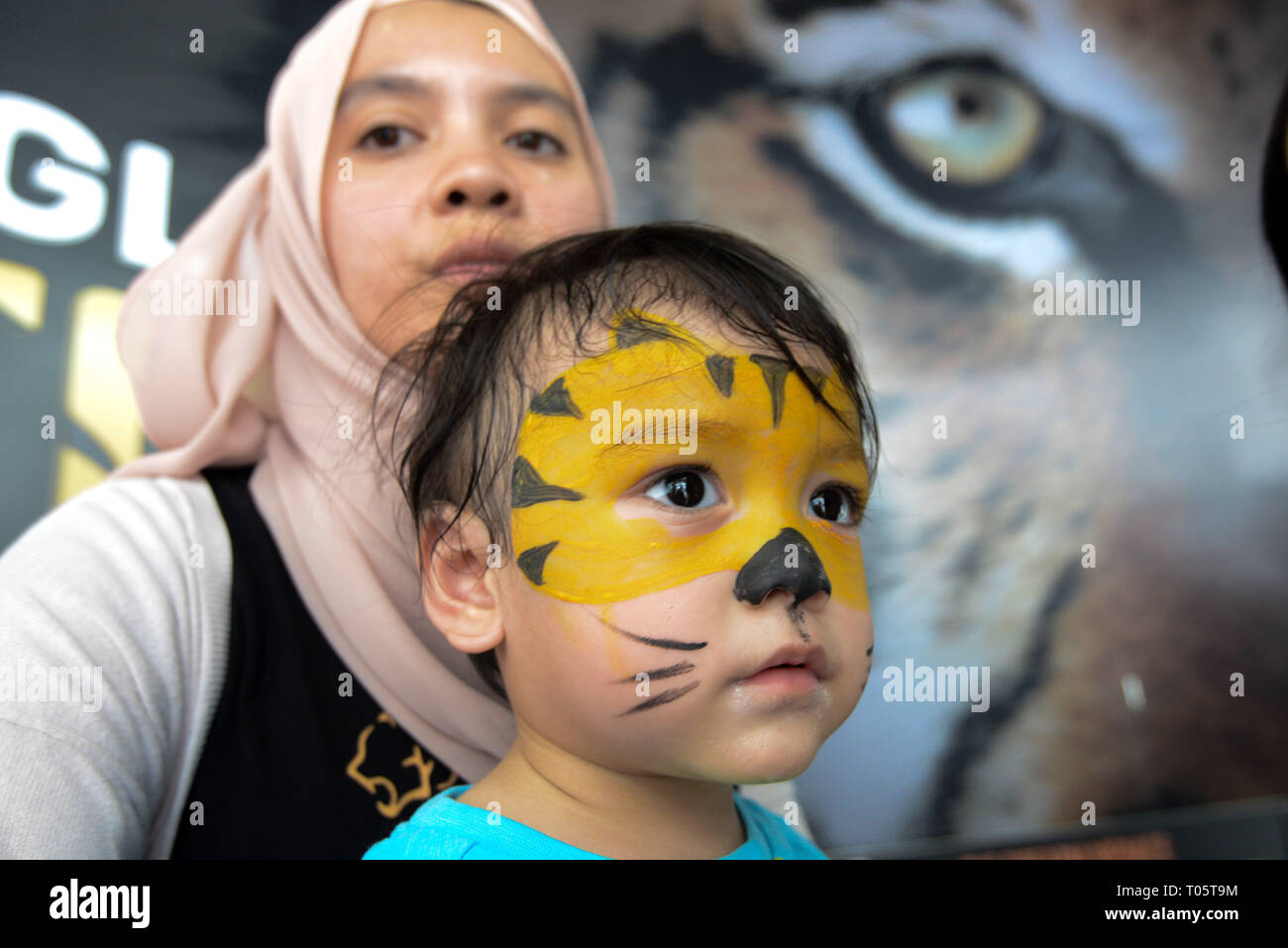 (190317) -- KUALA LUMPUR, 17 de marzo de 2019 (Xinhua) -- un niño con una pintura facial de Tiger es visto durante la campaña de salvar nuestro Tigre de Malaya, como parte de los eventos para conmemorar el Día Internacional de la World Wildlife, en Kuala Lumpur, Malasia, 17 de marzo de 2019. El Gobierno de Malasia anunció el lanzamiento de una campaña en domingo para proporcionar una mayor protección para el tigre del país en medio de un alarmante aumento de la caza furtiva. El tigre de Malaya, una subespecie del gran gato vive en el sur de Tailandia y Malasia, han visto sus números disminuyen a un número estimado de 250 en el medio silvestre en Malasia debido a la caza furtiva y la pérdida Foto de stock
