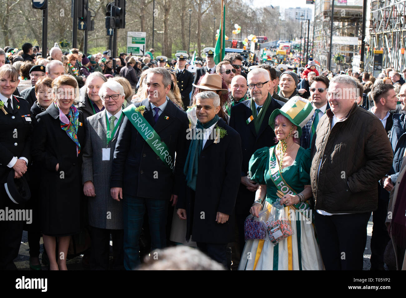 Londres, Reino Unido, 17 de marzo de 2019 El London St Patrick's day Festival, ahora en su 17 año, atrae a más de 125.000 personas a eventos en Londres y el festival y el desfile en el centro de Londres y Trafalgar Square. El tema de este año es #LondonIsOpen. Liderando el desfile fueron el Alcalde de Londres, Sadiq Khan y el actor James Nesbitt. Crédito: Ilyas Ayub/ Alamy Live News Foto de stock