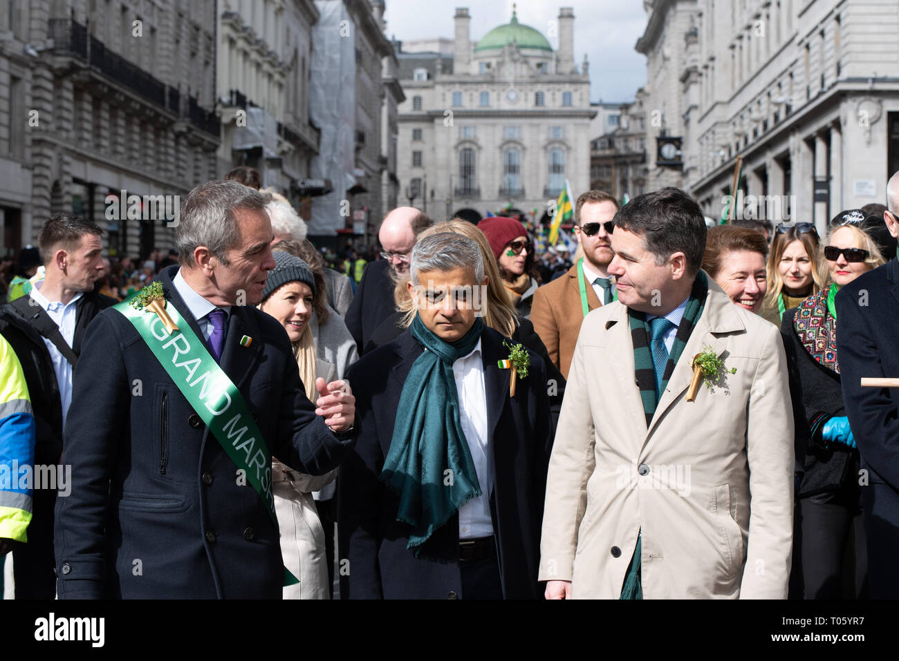 Londres, Reino Unido, 17 de marzo de 2019 El London St Patrick's day Festival, ahora en su 17 año, atrae a más de 125.000 personas a eventos en Londres y el festival y el desfile en el centro de Londres y Trafalgar Square. El tema de este año es #LondonIsOpen. Liderando el desfile fueron el Alcalde de Londres, Sadiq Khan y el actor James Nesbitt, y el Ministro de Finanzas irlandés Lucas Pascual Donohoe. Crédito: Ilyas Ayub/ Alamy Live News Foto de stock